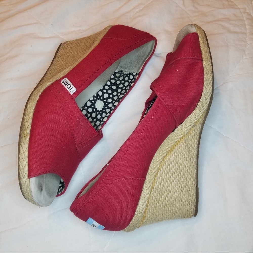 Red Tom's Wedges size 8.5